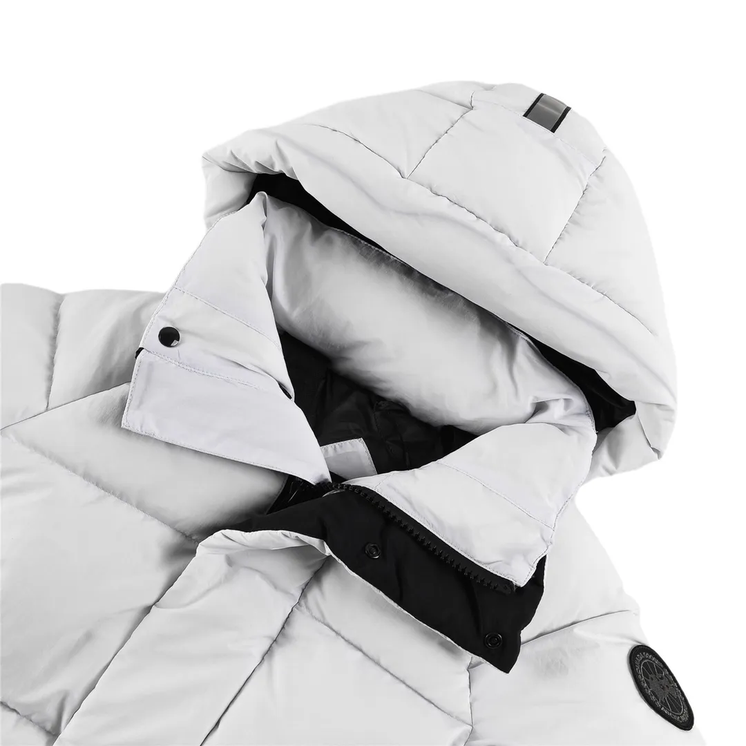 P780 CANADA GOOSE/Canada Goose Junction/3M Reflective Black Label Parker/2602LB Ouyang Nana's same Junction Parker is made of CORDURA@'s super-soft EnduraLuxe fabric, which enhances the durability of easy-to-wear parts, making it lightweight and durable. 360-degree reflective strips on the collar improve visibility in low-light environments. Features a removable hood for easy transition into warmer weather. Removable premium insulated hood can be adjusted both ways Color: Black White Sizes: XS-XXL
